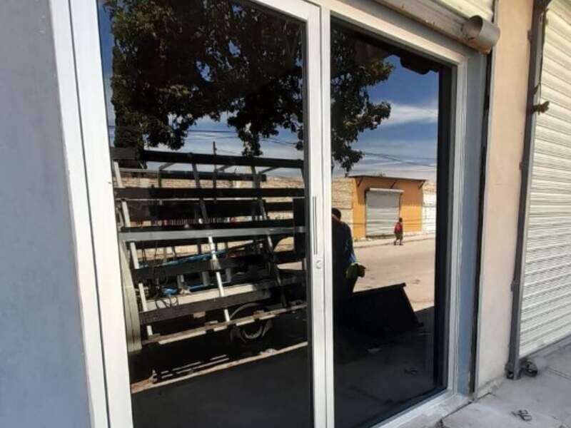 Puerta corrediza blanca  en Tijuana
