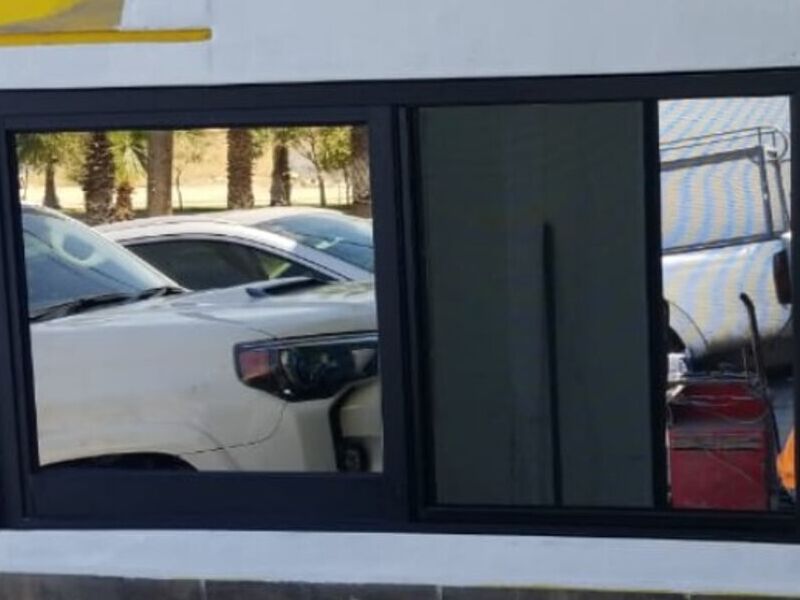 Ventana corrediza negra en Tijuana