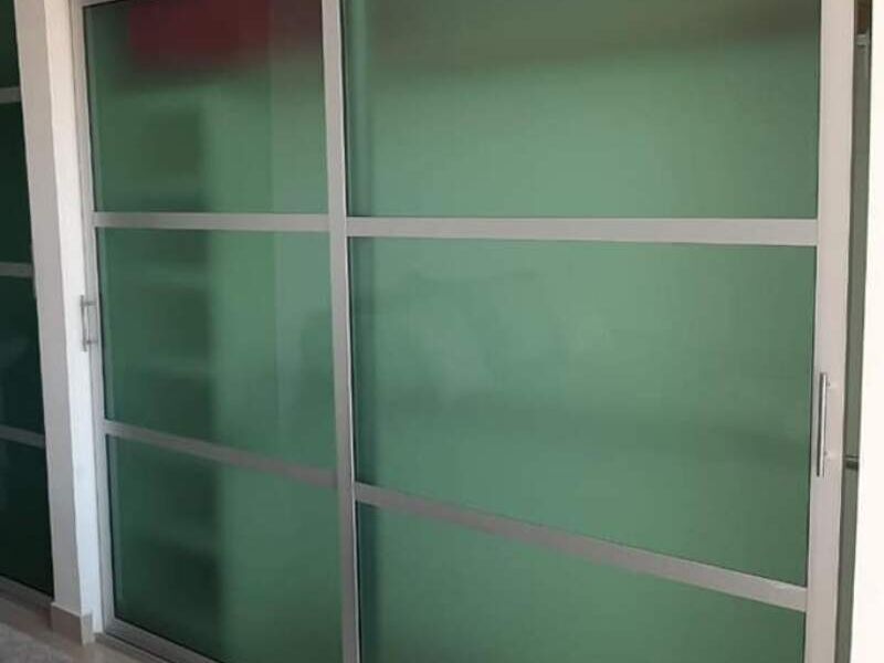 Puerta de vidrio templado en Tijuana