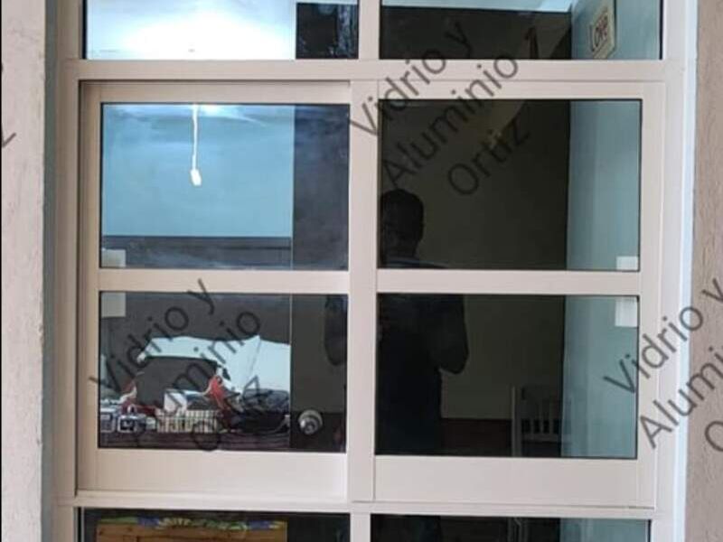 Ventanas cuadriculadas en Tijuana