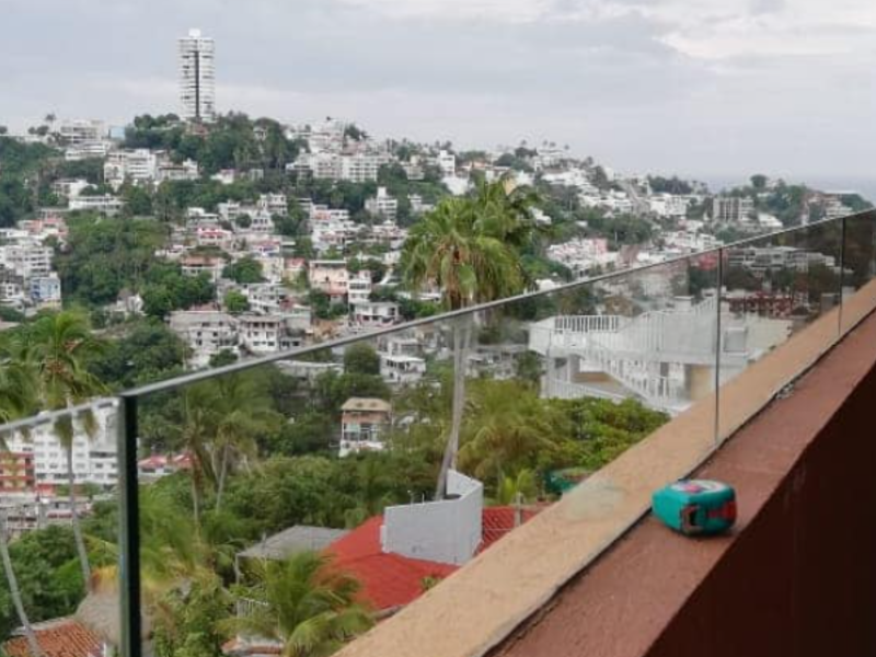 BARANDAL DE CRISTAL CLARO EN ACAPULCO
