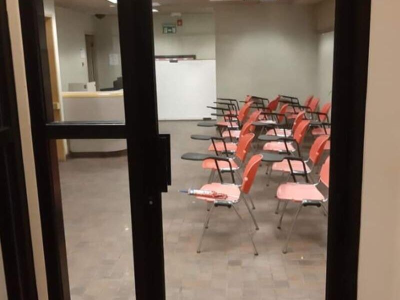 Puerta abatible negra en Tijuana
