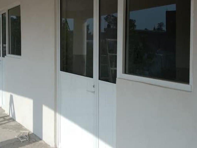 PUERTA DE ALUMINIO BLANCA EN TULANCINGO