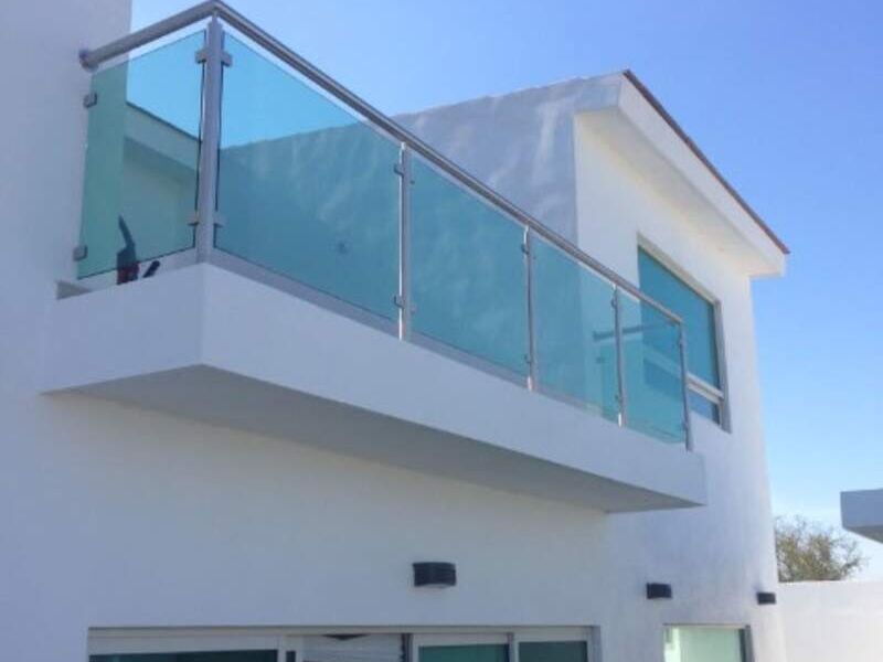 Barandal vidrio templado en Baja California