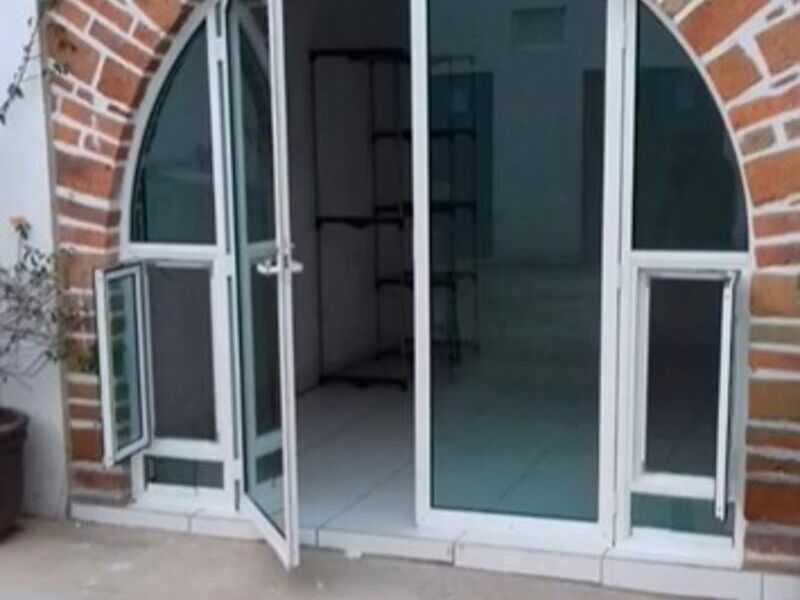 Puerta de aluminio color blanco en Jalisco
