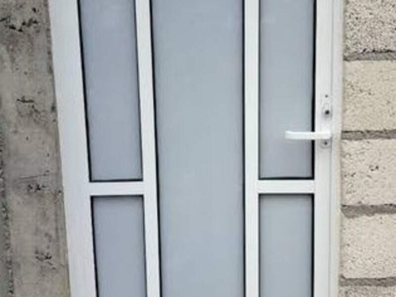 PUERTA DE ALUMINIO EN TONALÁ