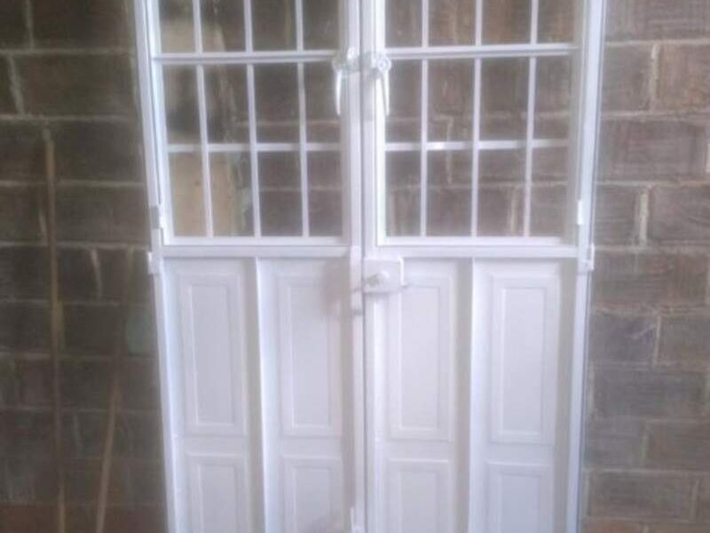 Puerta doble de aluminio blanco en Jalisco