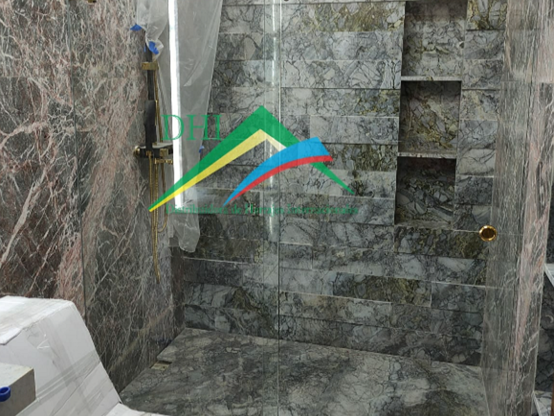 Cancel de baño con decoración dorada México