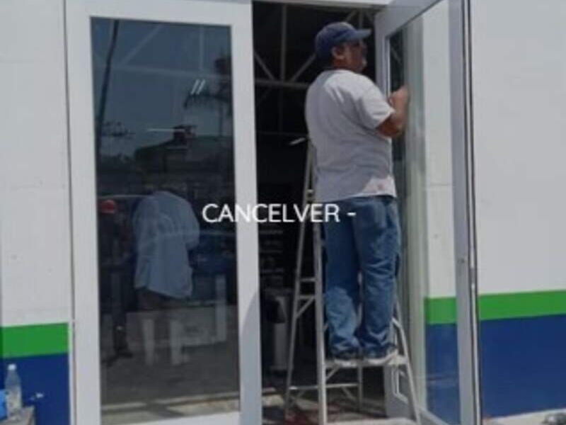 Puerta de aluminio abatible en Veracruz