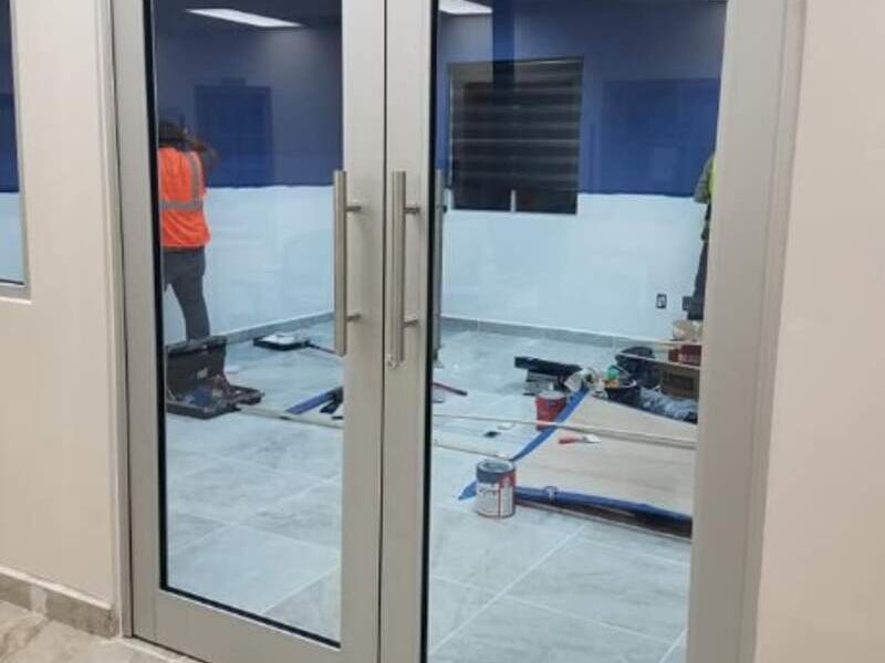 Puerta en Aluminio con cristal en MX
