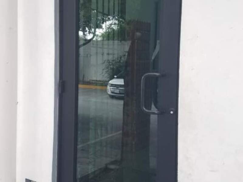 Puerta en Aluminio con cristal en CDMX