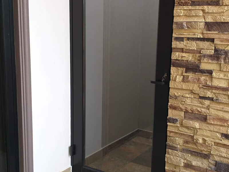 PUERTA ABATIBLE DE ALUMINIO ZACAPU