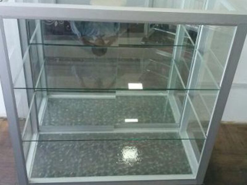 VITRINA CON BORDES DE ALUMINIO MORELOS