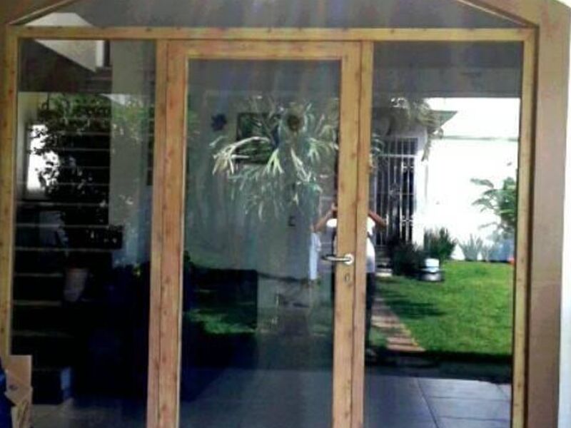 PUERTA DE ALUMINIO NOGAL CUERNAVACA