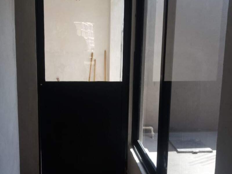 PUERTA DE ALUMINIO NEGRA 2" CUERNAVACA