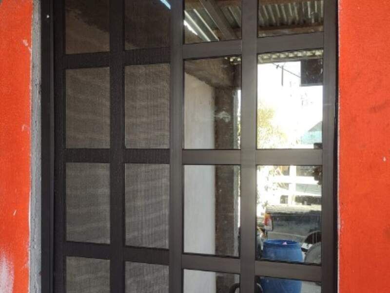 Ventana con vidrio reflectasol en CDMX