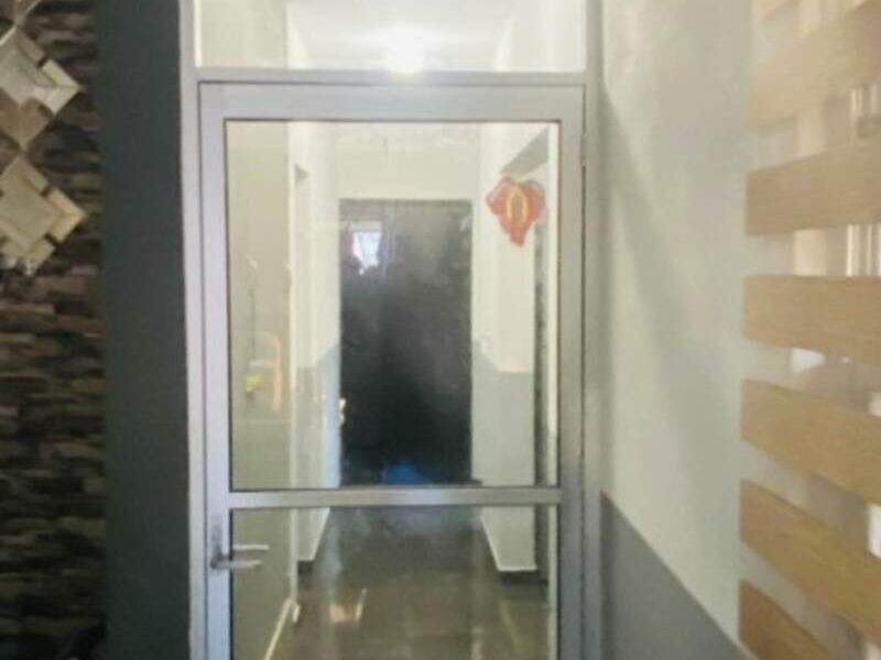 Puerta Comercial en Aluminio en CDMX 