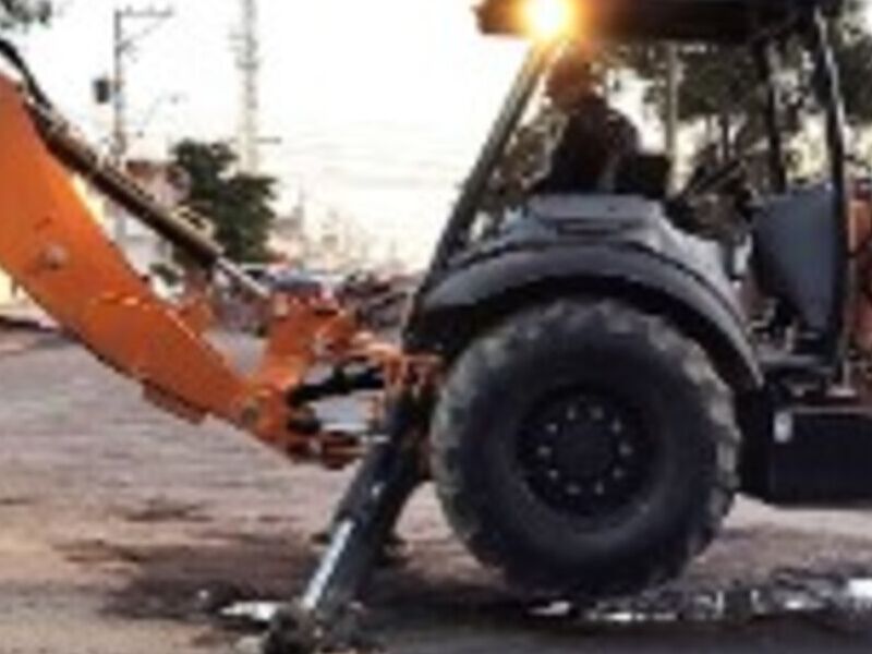 Renta Retroexcavadora con martillo en Hermosillo