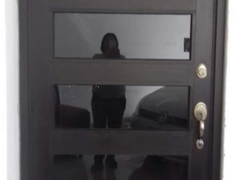 Puerta con fijos de cristal en Sinaloa
