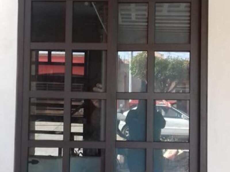 Ventana vertical cuadriculada en Sinaloa