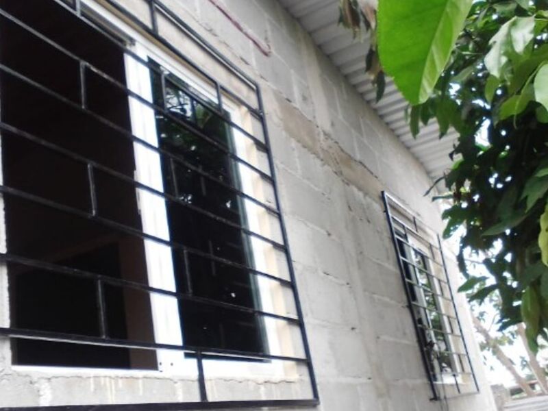 Ventana de aluminio con reja en Veracruz