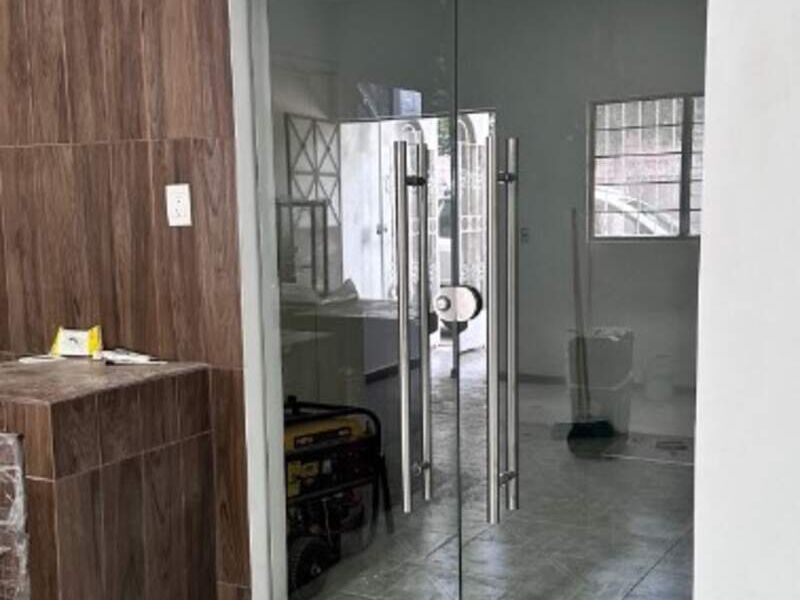 Puerta abatible de vidrio en Actopan