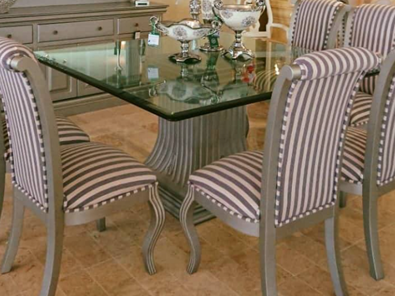 Comedor con 8 sillas color champange Celaya