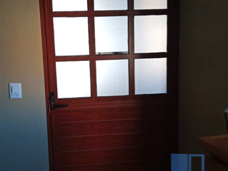Puerta de madera y cristal café Ciudad Madero