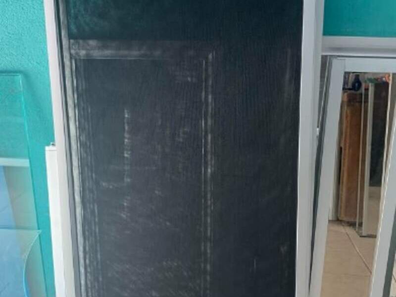 Puerta en Cristal negro en Matamoros 