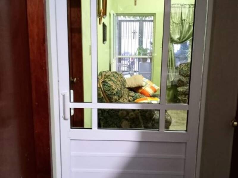 Puerta de vaivén con bisagra en Xicoténcatl