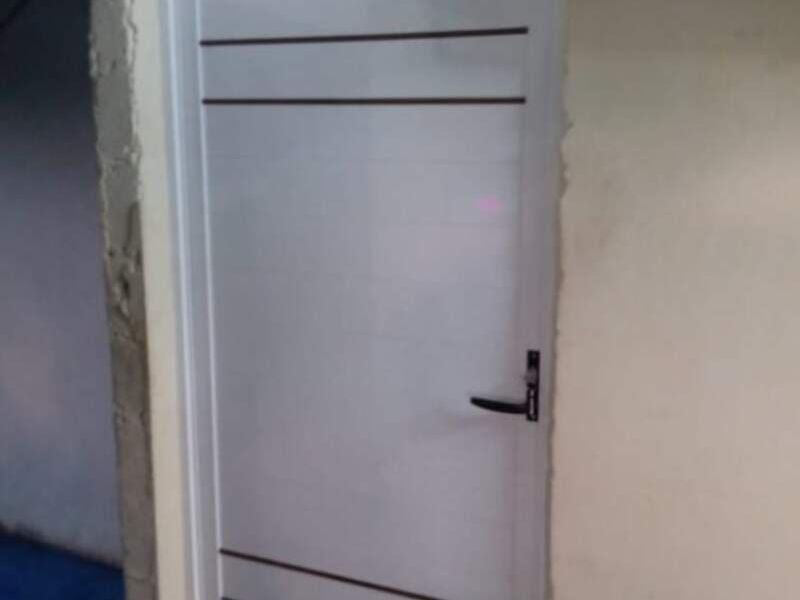 Puerta de aluminio blanco en Playa Vicente
