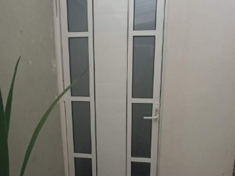 Puerta con vidrio tintex Mariano Escobedo