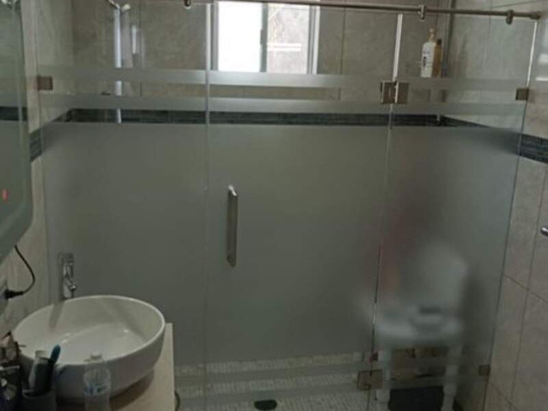Puerta abatible con fijos laterales en Sonora