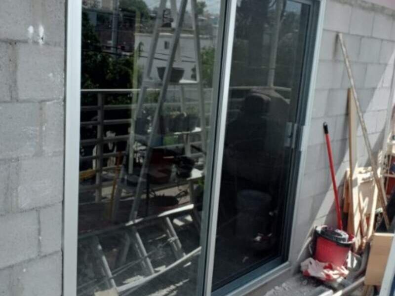 Puerta corrediza de aluminio en Sonora