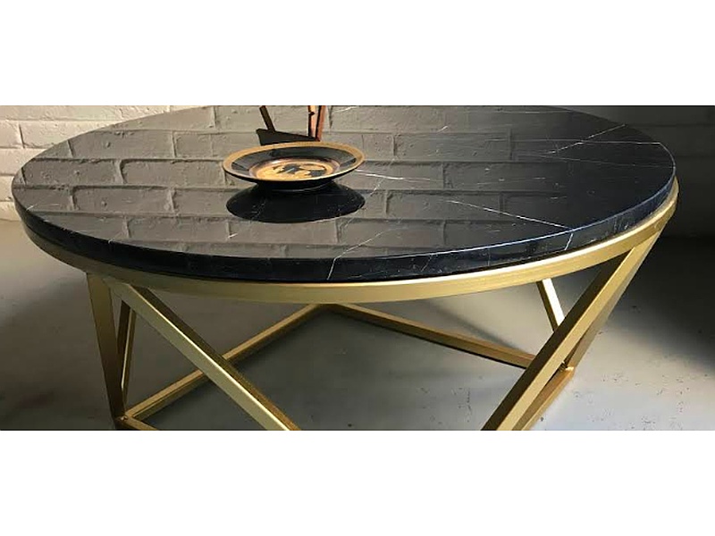 MESA DE CENTRO CON PATAS DE ALUMINIO DORADA Y BASE DE CUARZO MEXICI