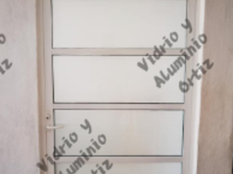 Puerta de aluminio color blanco México 