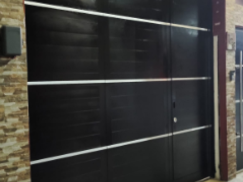 Puerta de aluminio color negro Chetumal