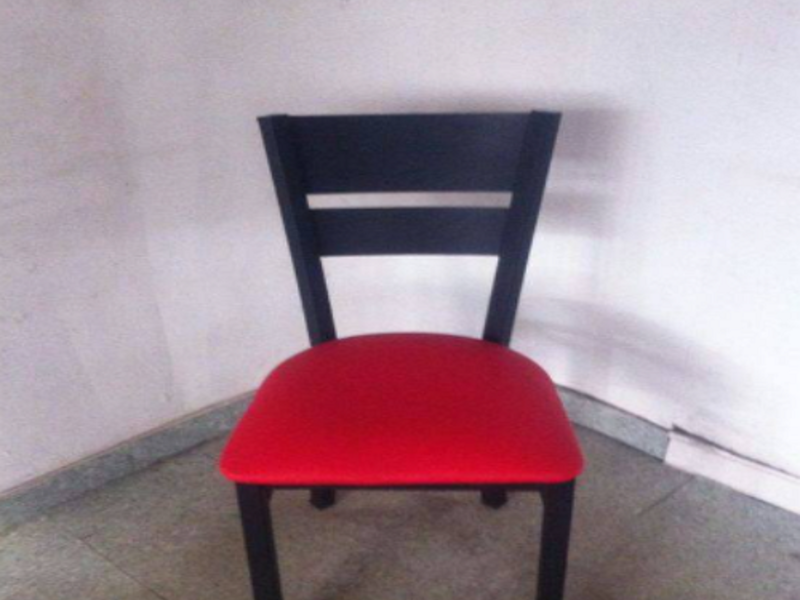 Silla roja de madera