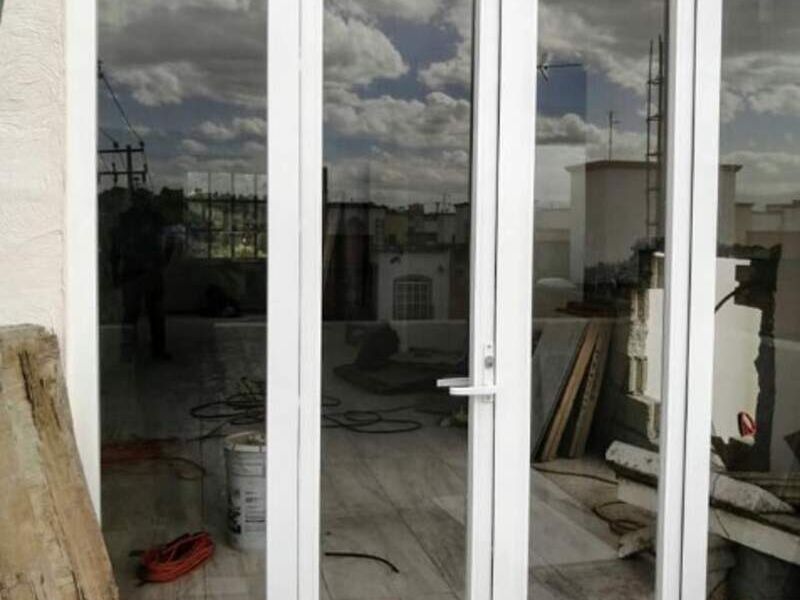 Puerta abatible blanca en Cuautitlán