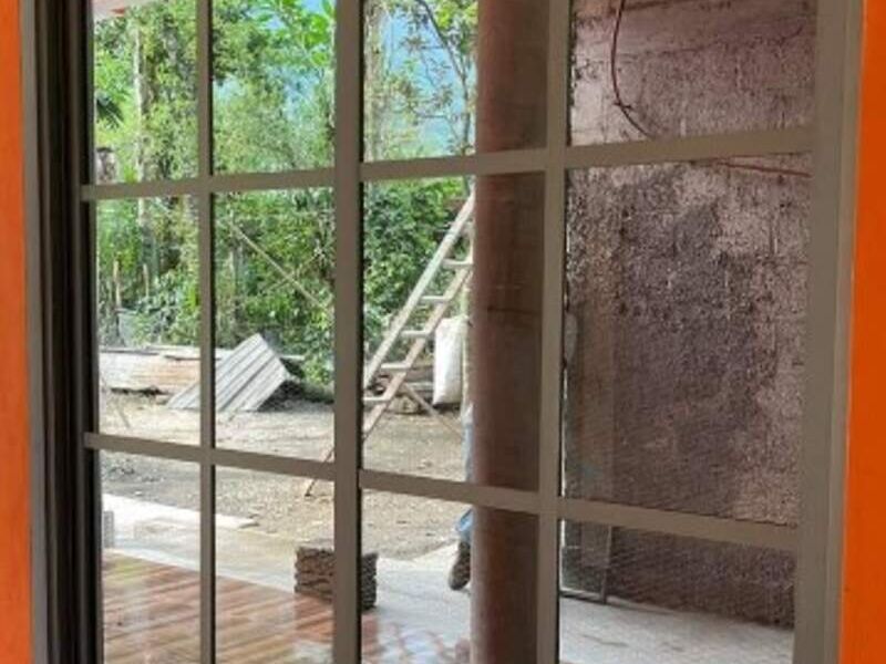 Ventana cuadriculada en Coyutla