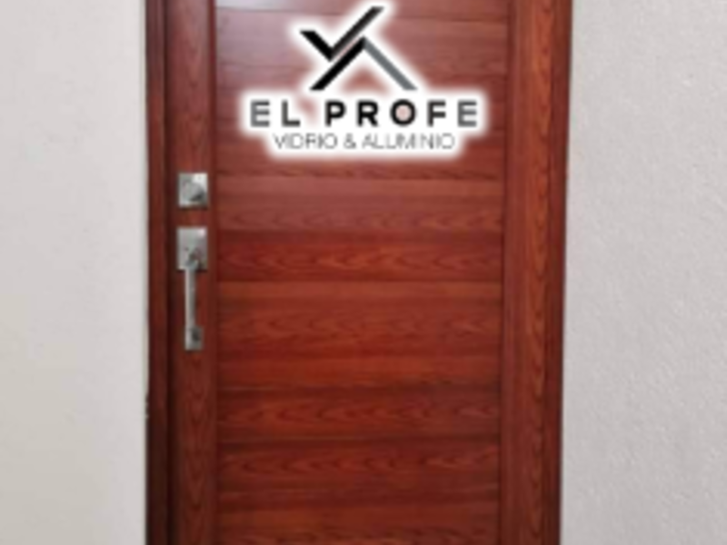 Puerta de aluminio color nogal Paracho 