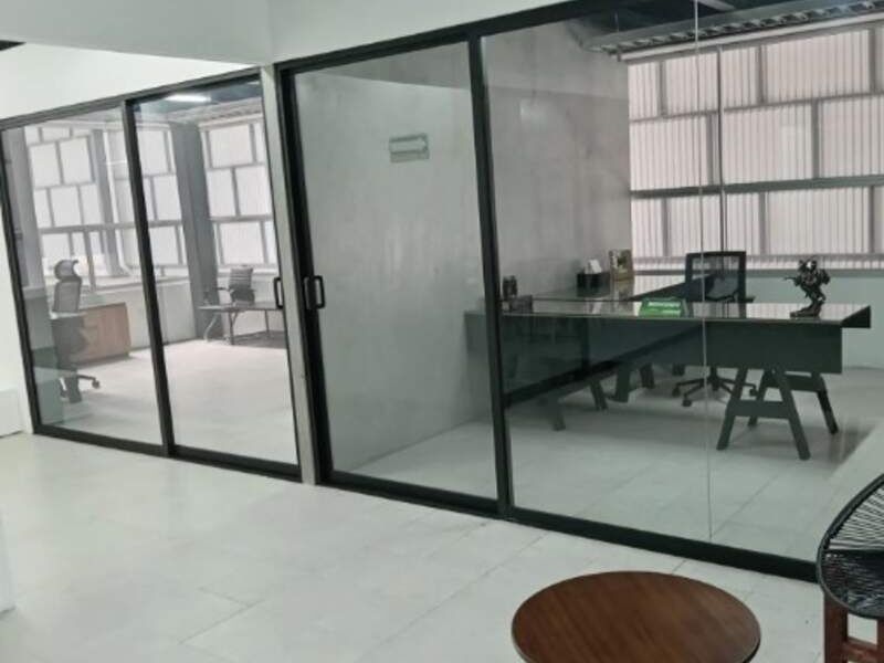 Canceleria de aluminio color negro en México
