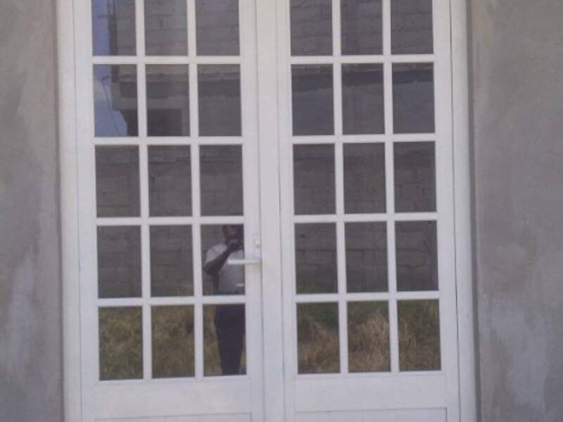 Puerta abatible de aluminio en Toluca
