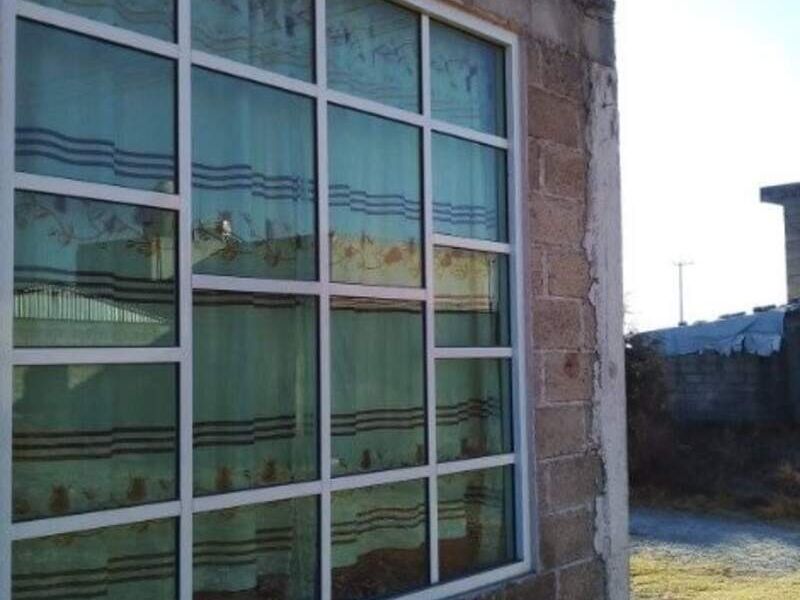Ventana cuadriculada de aluminio en México