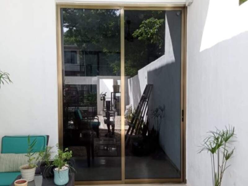 Puerta corrediza de aluminio en Sosa