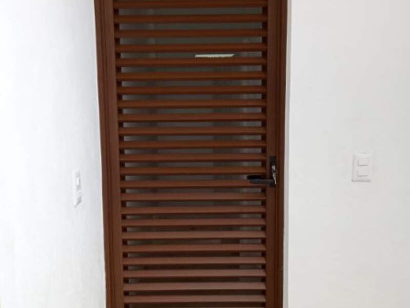 Puerta louver de entrada en Sosa