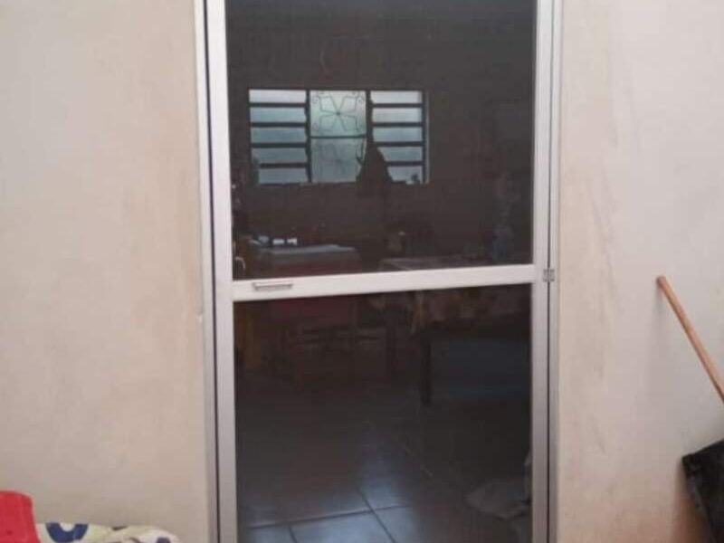 Puerta de aluminio con mosquitero en Hidalgo