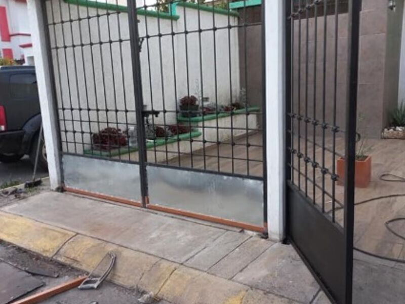 Puerta de acero tipo reja en Toluca