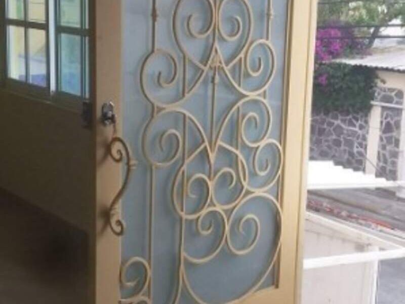 Puerta de aluminio con cristal en México