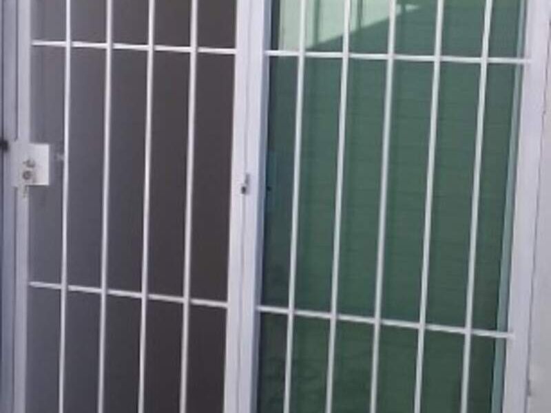 Puerta de aluminio de reja en México